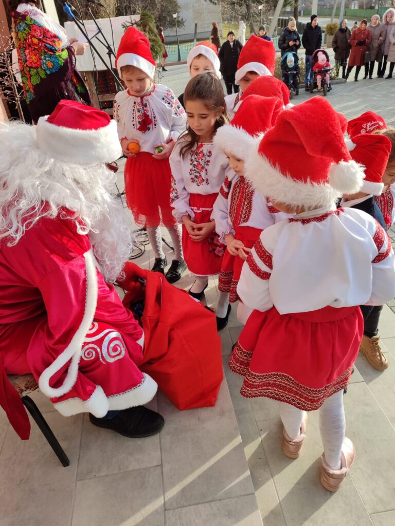 Read more about the article IATĂ VIN COLINDĂTORI !