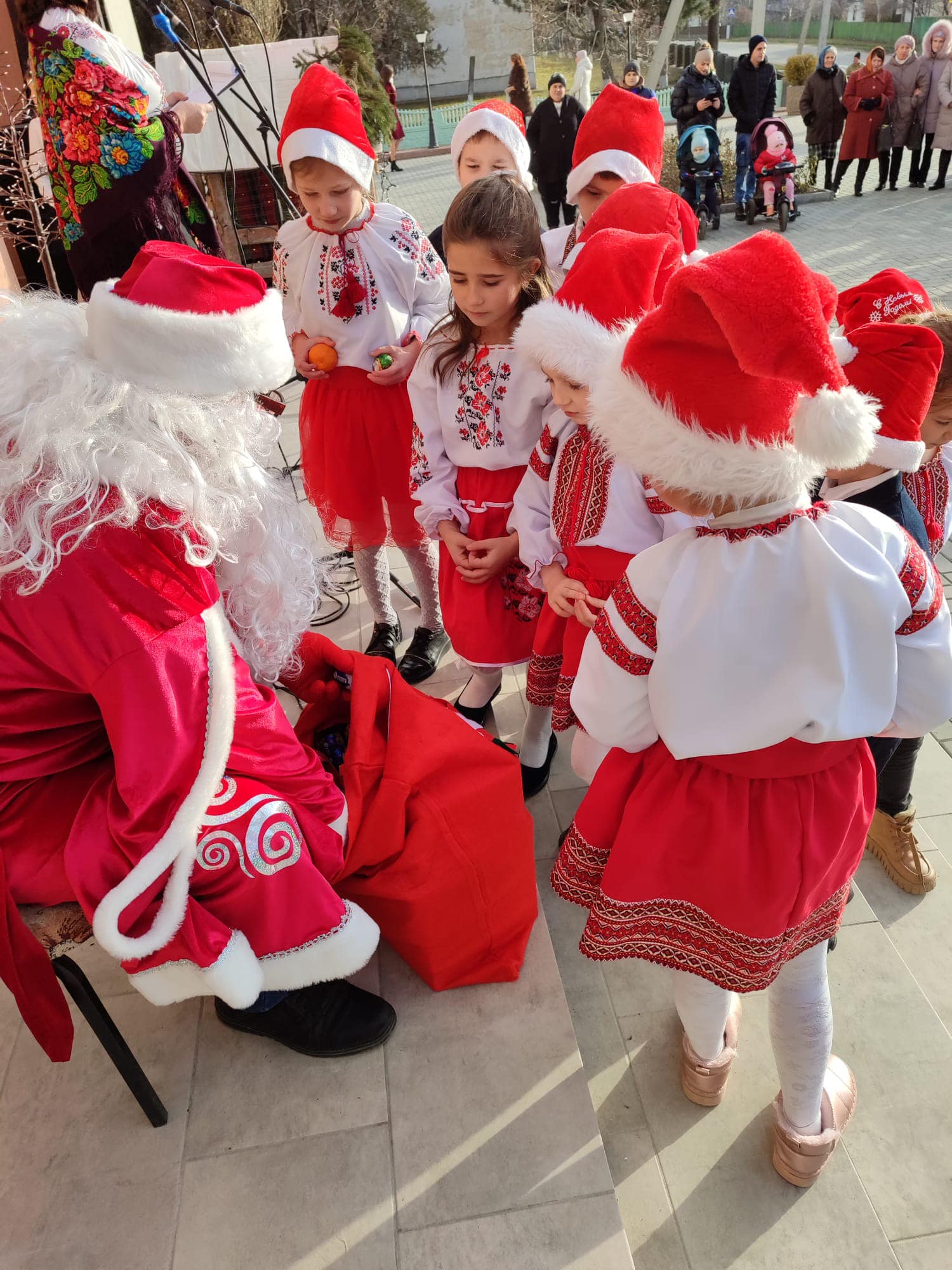 IATĂ VIN COLINDĂTORI !