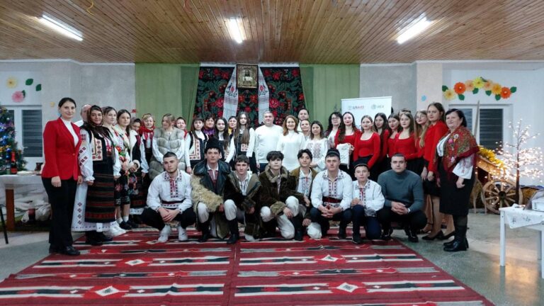Read more about the article Tradiții, obiceiuri și conexiuni. Tinerii și seniorii din Călinești și Balatina au organizat un eveniment dedicat sărbătorilor de iarnă